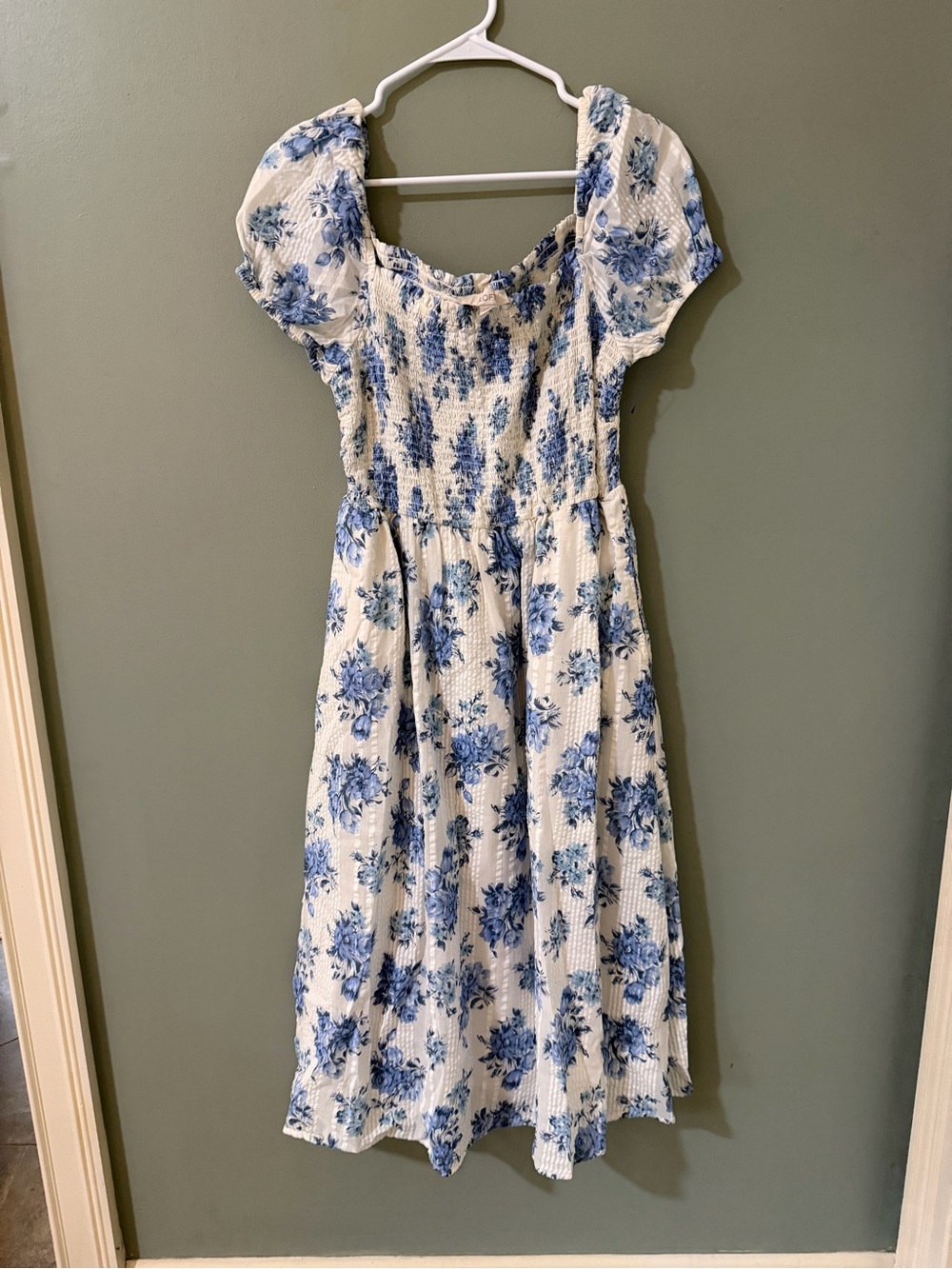 LOFT midi dress features a blue floral pattern with puff sleeves. Medium
